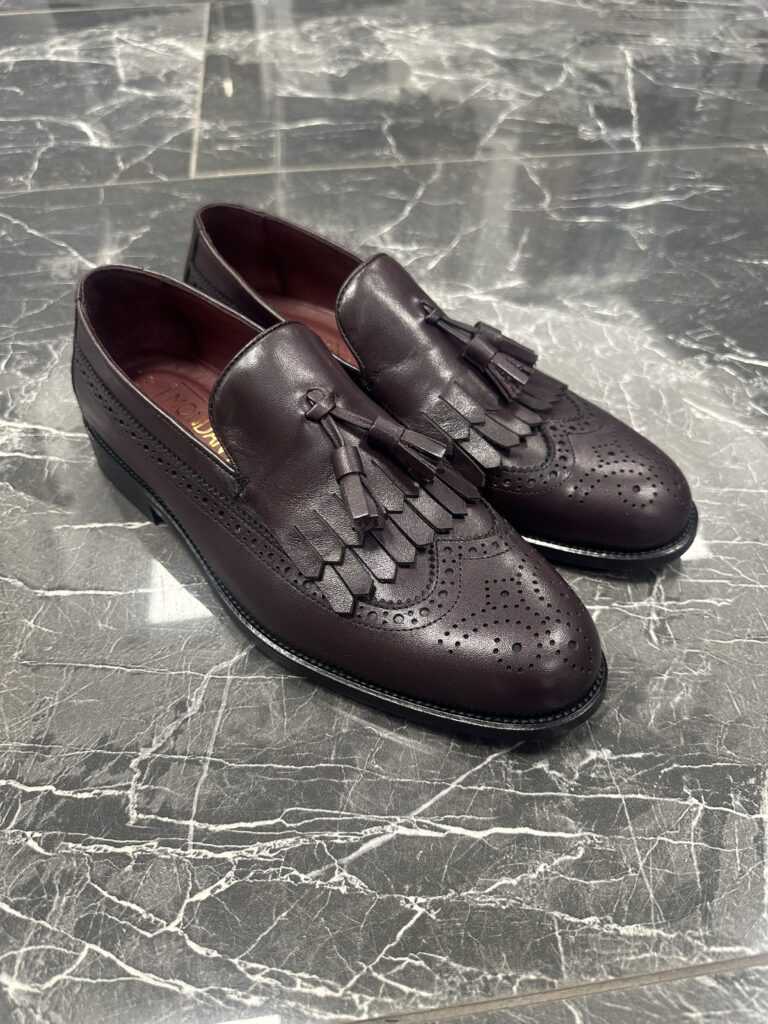 Bordeauxrote Loafer Schuhe für Herren mit Fransen, Bommel und Brogue-Details