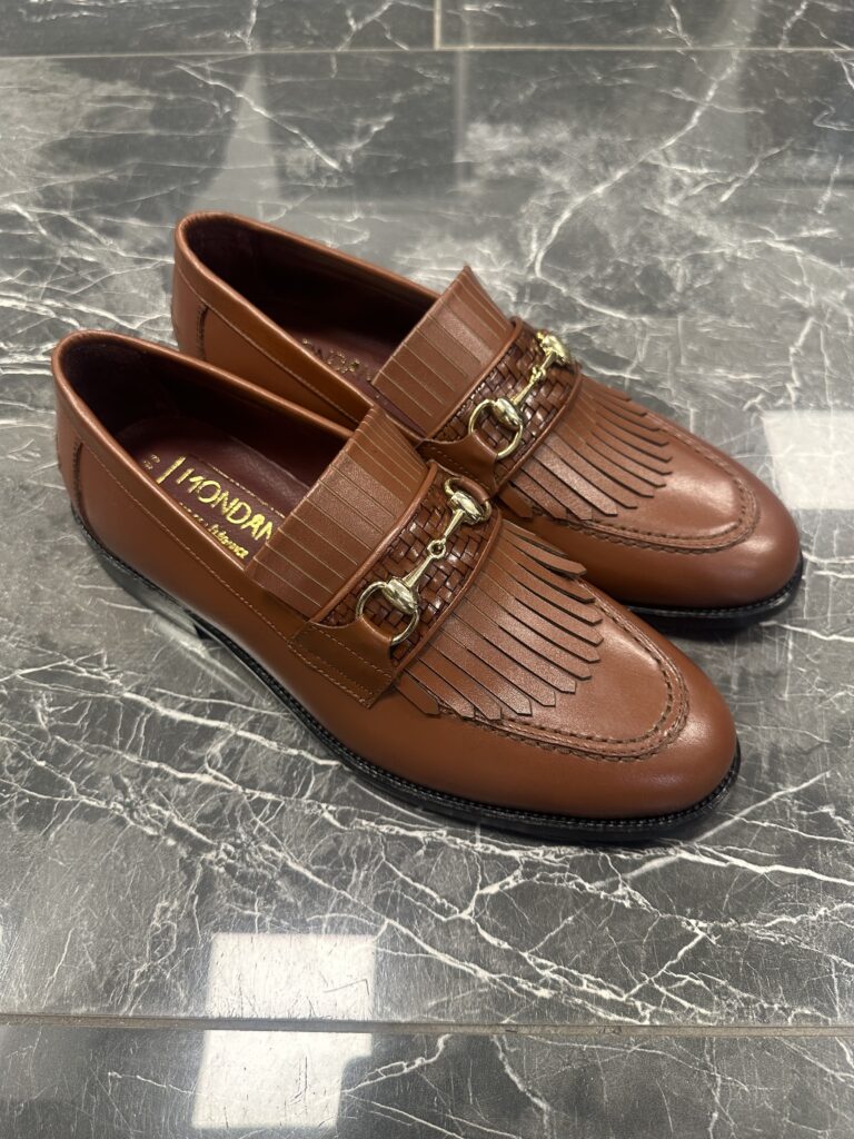 Hellbrauner Horsebit Loafer Schuhe für Herren mit Fransen und geflochtener Schnalle