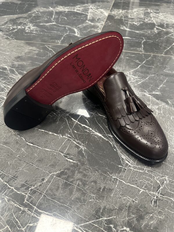Braune Loafer Schuhe für Herren mit Fransen, Bommel, Brogue-Details und rote Schuhsohle