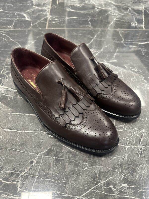 Braune Loafer Schuhe für Herren mit Fransen, Bommel und Brogue-Details