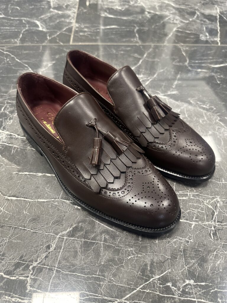 Braune Loafer Schuhe für Herren mit Fransen, Bommel und Brogue-Details