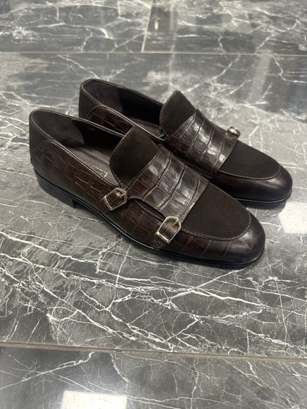 Dunkelbraune Loafer Schuhe für Herren mit Monkstrap in Kombination von Kroko Optik und Veloursleder