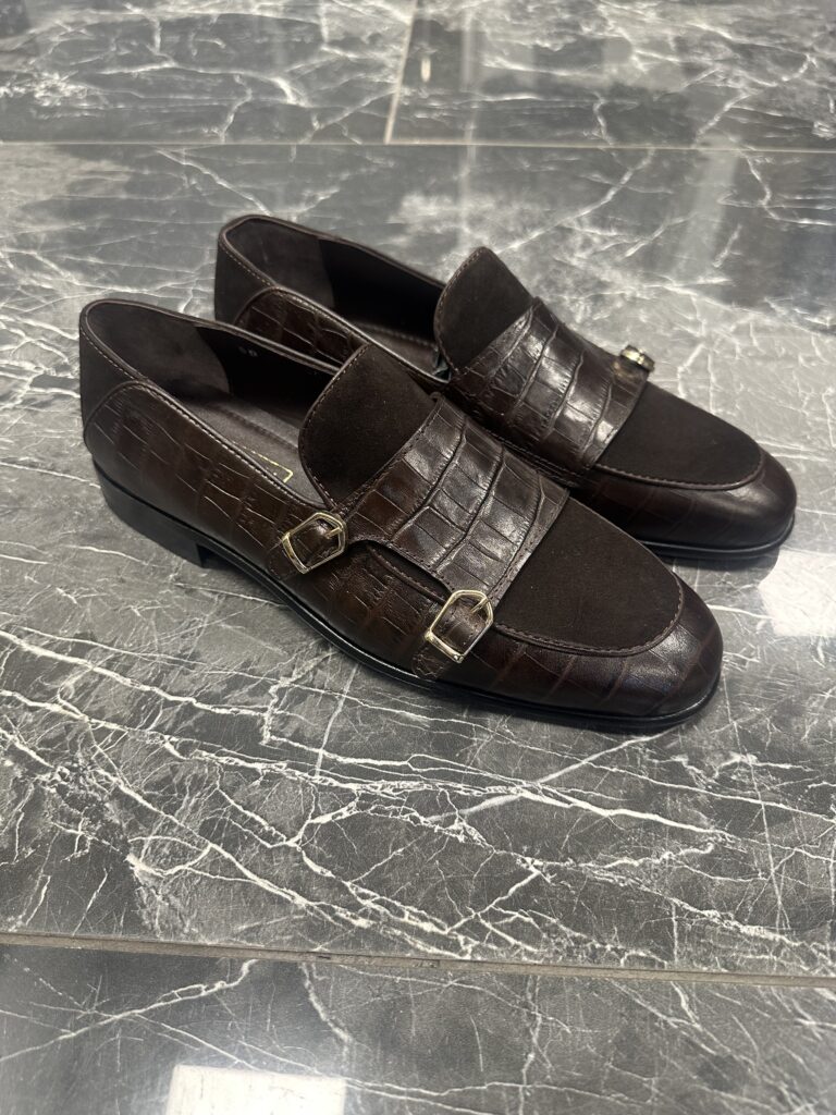 Dunkelbraune Loafer Schuhe für Herren mit Monkstrap in Kombination von Kroko Optik und Veloursleder