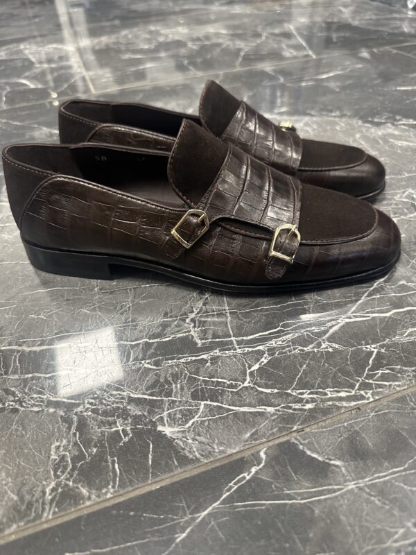 Dunkelbraune Loafer Schuhe für Herren mit Monkstrap in Kombination von Kroko Optik und Veloursleder