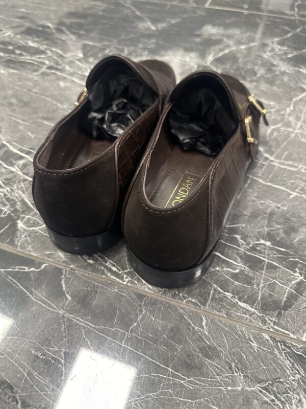 Dunkelbraune Loafer Schuhe für Herren mit Monkstrap in Kombination von Kroko Optik und Veloursleder