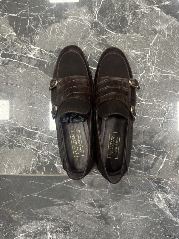 Dunkelbraune Loafer Schuhe für Herren mit Monkstrap in Kombination von Kroko Optik und Veloursleder
