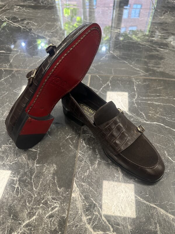 Dunkelbraune Loafer Schuhe für Herren mit Monkstrap in Kombination von Kroko Optik und Veloursleder