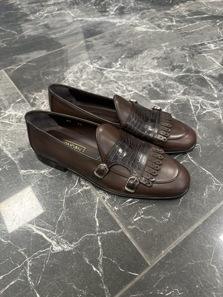 Dunkelbraune Loafer Schuhe für Herren mit Monkstrap in Kroko Optik und Fransen