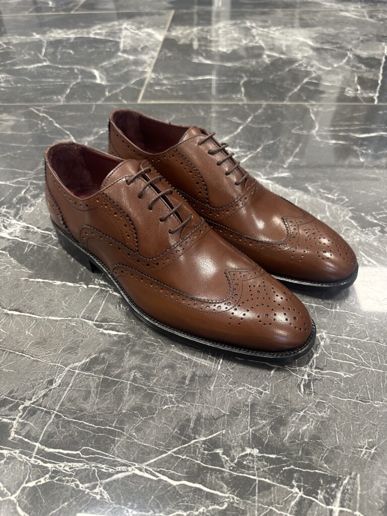 Braune Oxford Schnürschuhe für Herren mit Brogue-Details