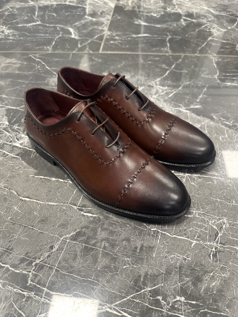 Braune Wholecut Oxford Schnürschuhe für Herren mit Naht-Details
