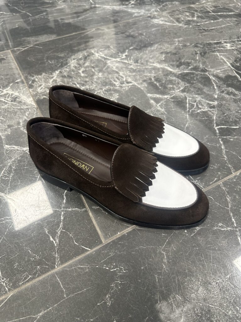 Dunkelbraun-weiß Loafer Schuhe für Herren mit Fransen