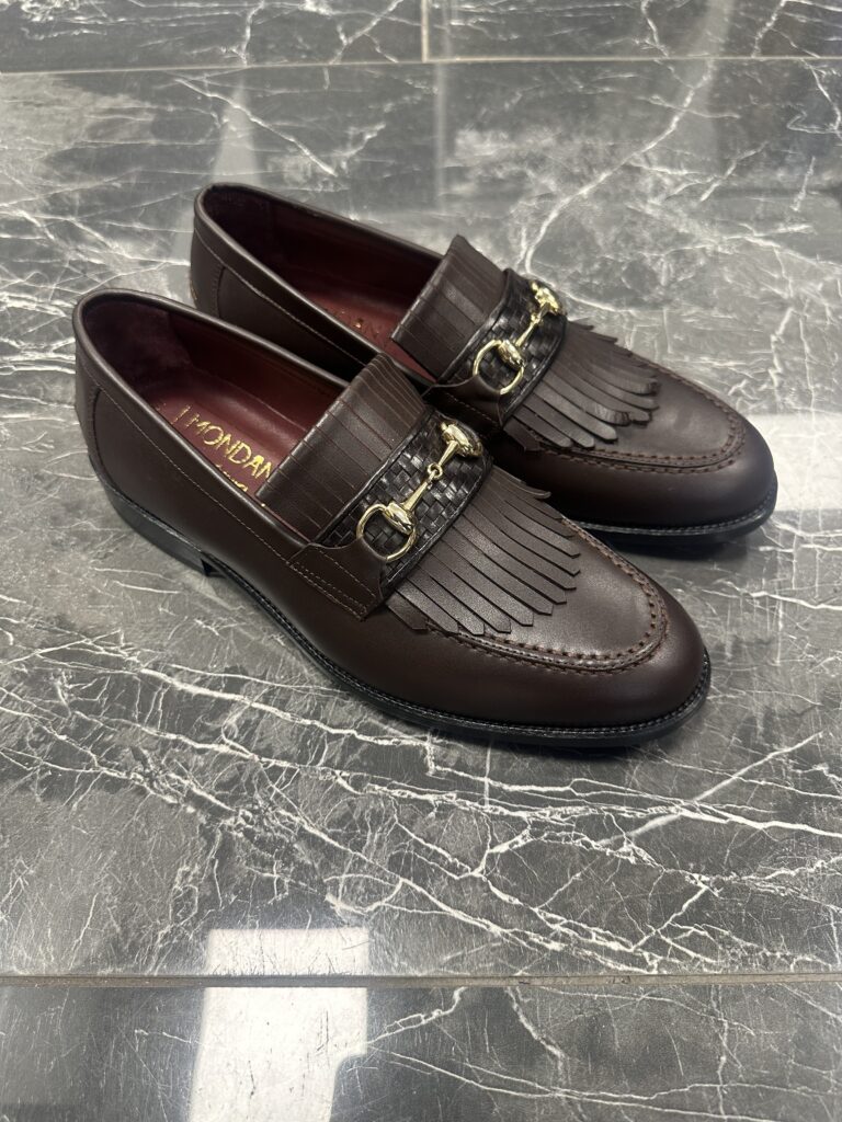 Dunkelbraune Horsebit Loafer Schuhe für Herren mit Fransen und geflochtener Schnalle