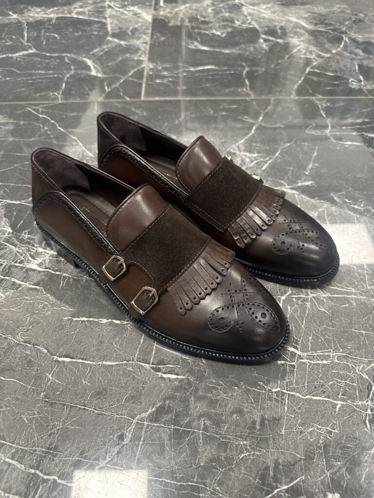 Dunkelbraune Loafer Schuhe für Herren mit Monkstrap, Fransen und Brogue-Details