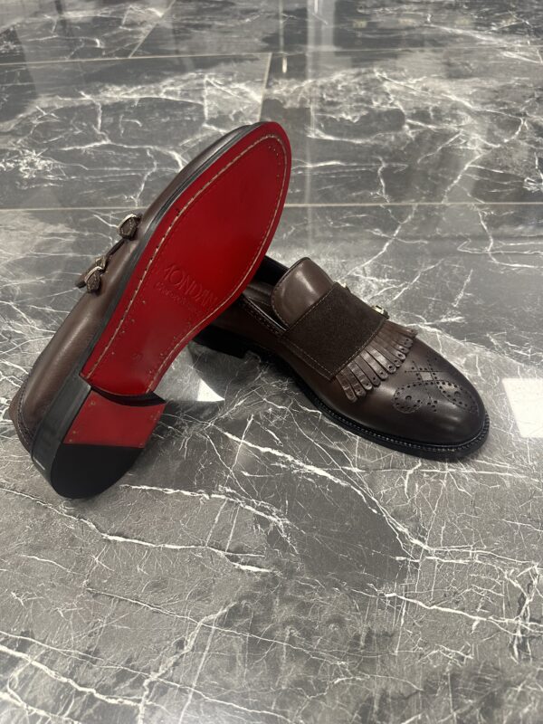 Dunkelbraune Loafer Schuhe für Herren mit Monkstrap, Fransen, Brogue-Details und roter Sohle