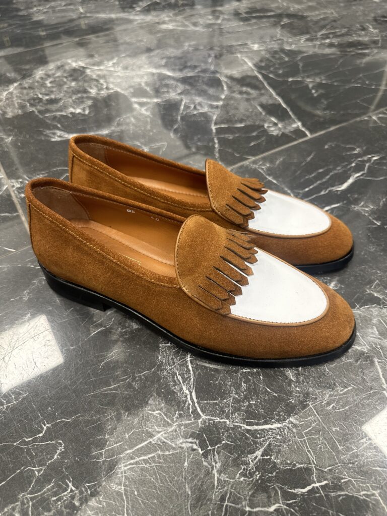 Hellbraun-weiß Loafer Schuhe für Herren mit Fransen
