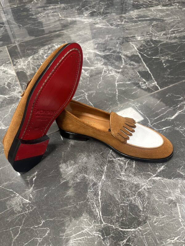 Hellbraun-weiß Loafer Schuhe für Herren mit Fransen und roter Schuhsohle