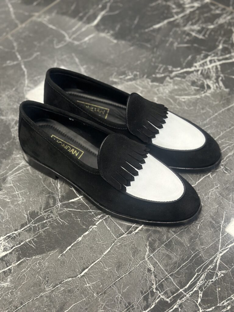 Schwarzweiße Loafer Schuhe für Herren mit Fransen