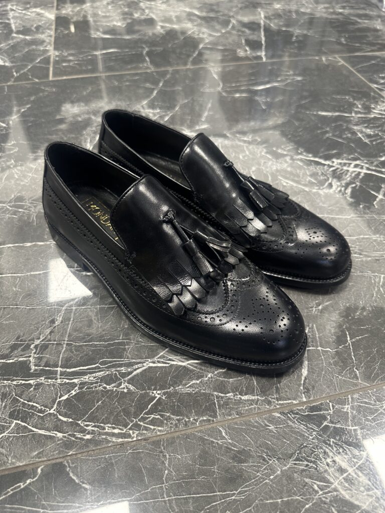 Schwarze Loafer Schuhe für Herren mit Fransen, Bommel und Brogue-Details