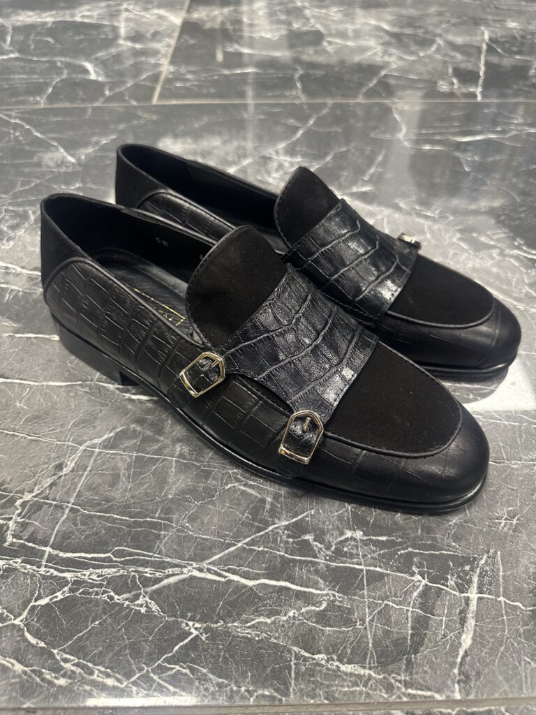 Schwarze Loafer Schuhe für Herren mit Monkstrap in Kombination von Kroko Optik und Veloursleder