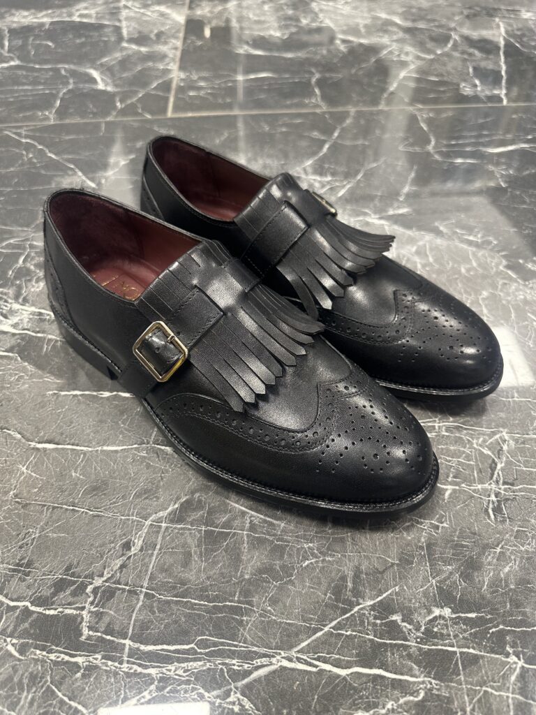 Schwarze Slipper Schuhe für Herren mit Fransen, Brogue-Details und Schnalle
