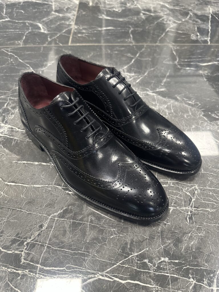 Schwarze Oxford Schnürschuhe für Herren mit Brogue-Details