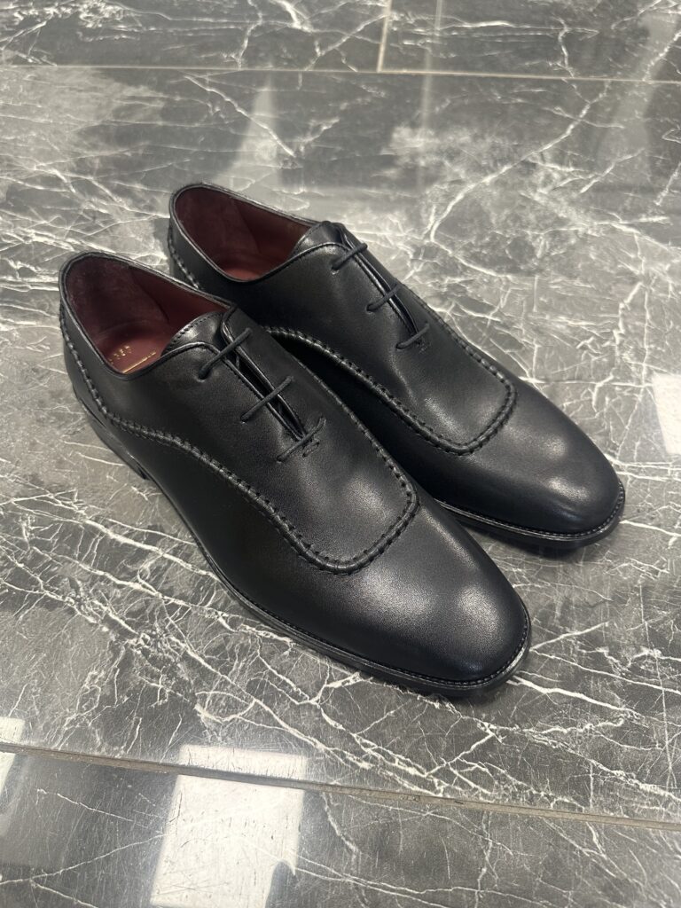 Schwarze Wholecut Oxford Schnürschuhe für Herren mit Naht-Details