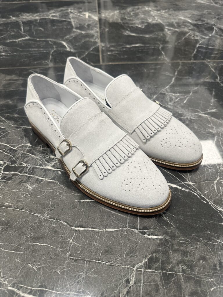 Weiße Loafer Schuhe für Herren mit Monkstrap, Fransen und Brogue-Details