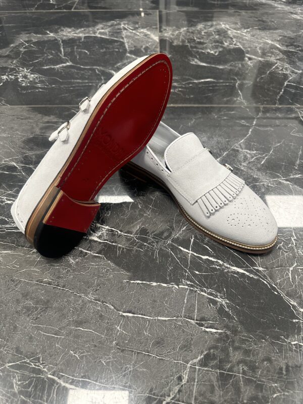 Weiße Loafer Schuhe für Herren mit Monkstrap, Fransen, Brogue-Details und roter Sohle