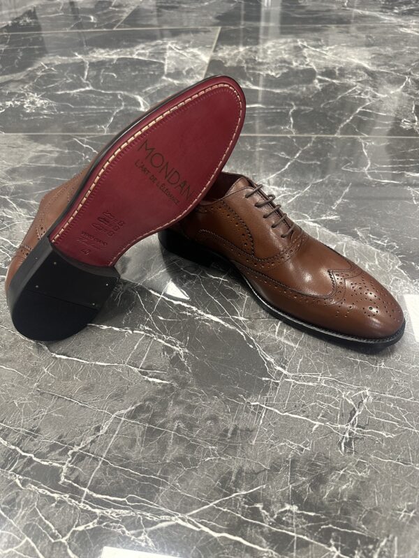 Braune Oxford Schnürschuhe für Herren mit Brogue-Details und roter Schuhsohle