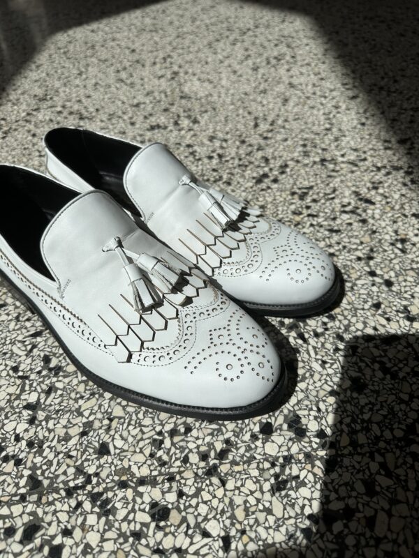 Weisse Loafer Schuhe für Herren mit Fransen, Bommel und Brogue-Details