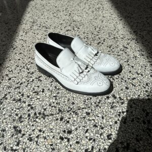 Weisse Loafer Schuhe für Herren mit Fransen, Bommel und Brogue-Details