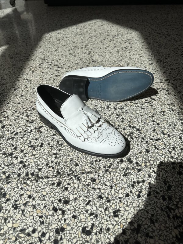 Weisse Loafer Schuhe für Herren mit Fransen, Bommel und Brogue-Details