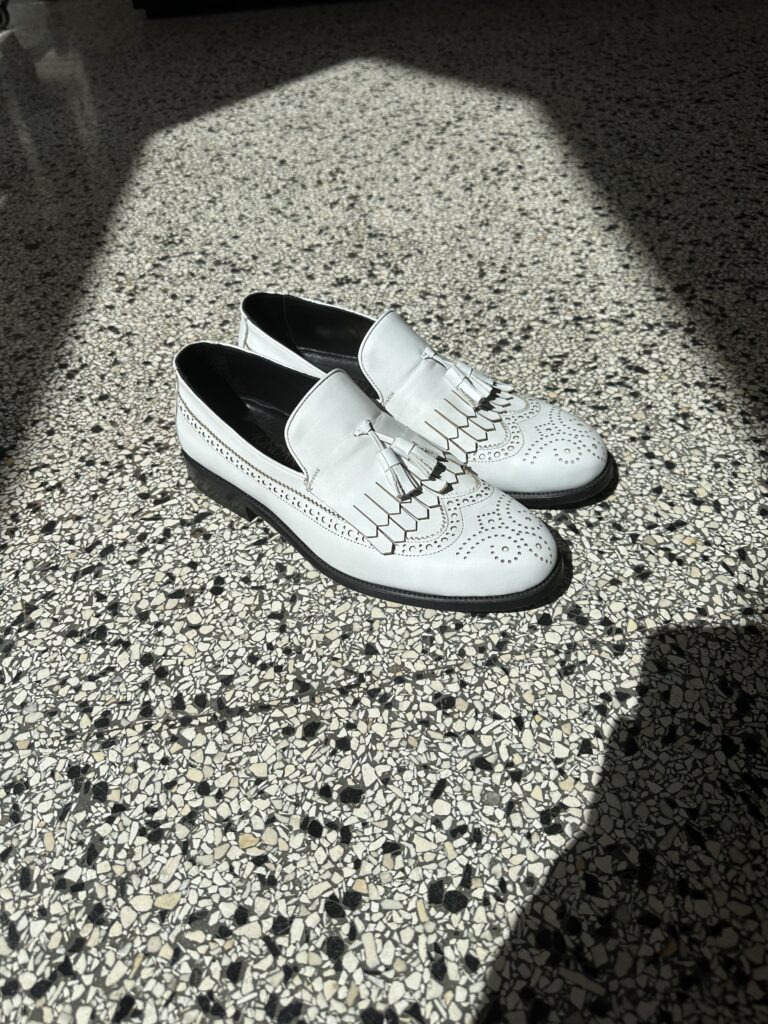 Weisse Loafer Schuhe für Herren mit Fransen, Bommel und Brogue-Details