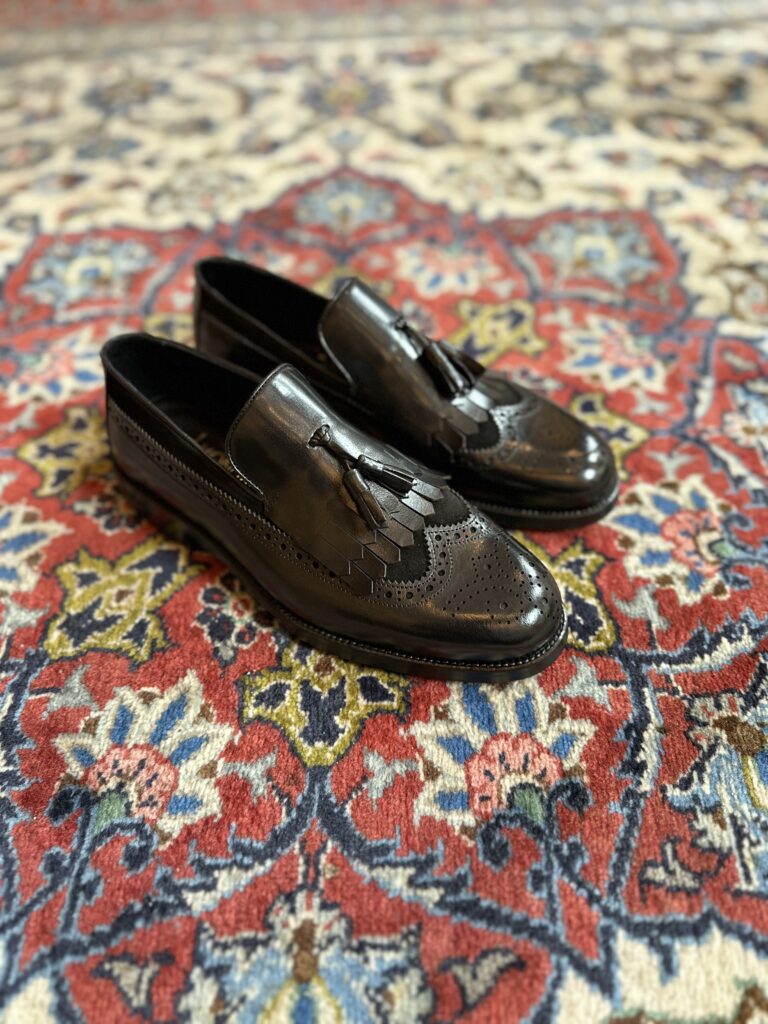 Schwarze Loafer Schuhe für Herren mit Fransen, Bommel und Brogue-Details