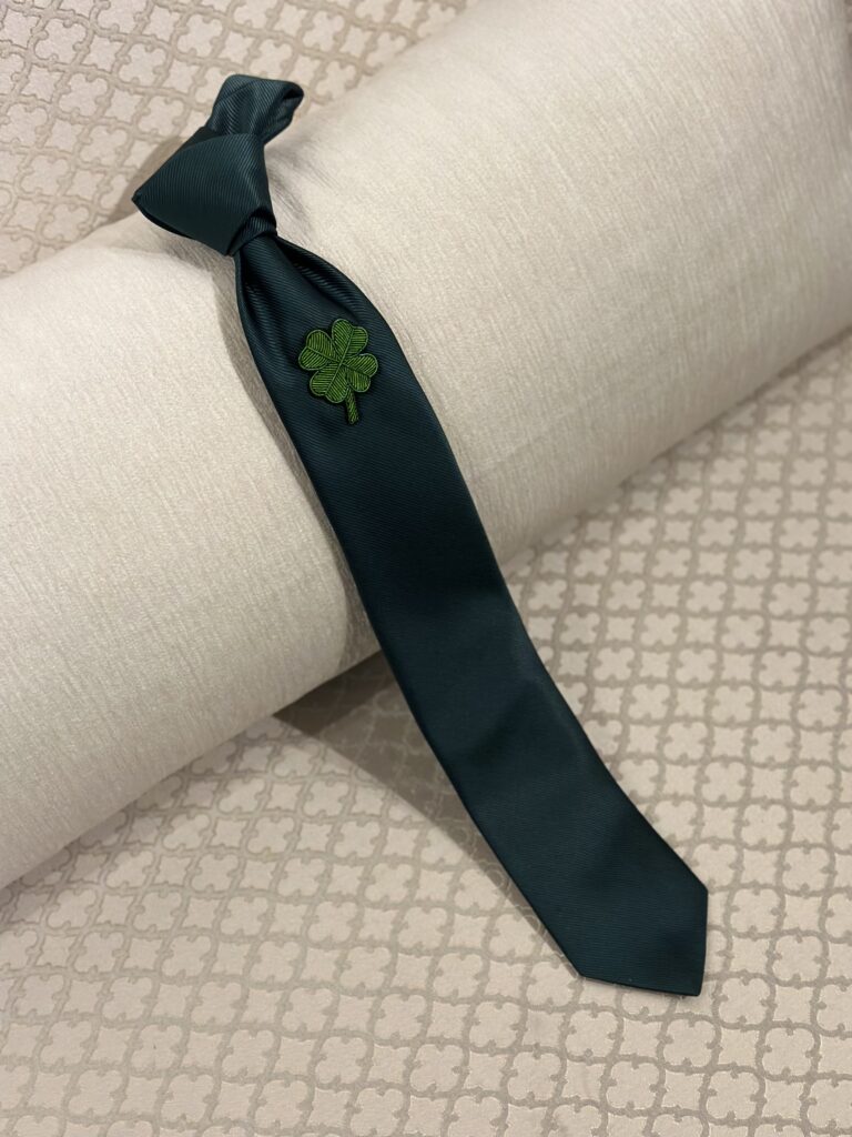 Grüne Krawatte mit Kleeblatt